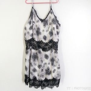 ILLA ILLA abstract print and lace romper